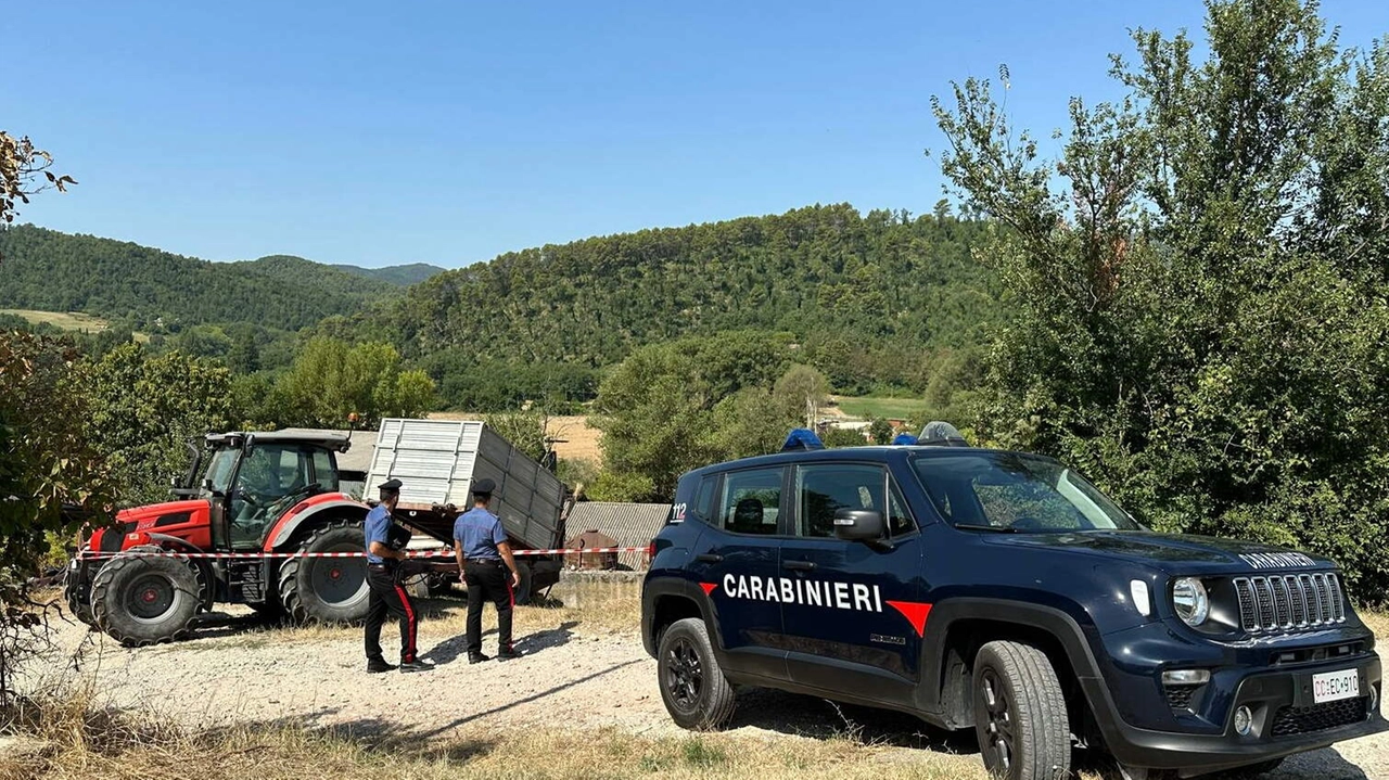 Un uomo di 76 anni è stato travolto e ucciso da un trattore in retromarcia guidato dal figlio mentre lavoravano nell’aia della loro cascina di Motta Baluffi (foto archivio) Un uomo di 76 anni è stato travolto e ucciso da un trattore in retromarcia guidato dal figlio mentre lavoravano nell’aia della loro cascina di Motta Baluffi (foto archivio)