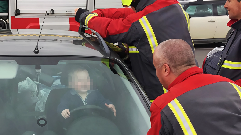 Una giovane madre di Caravaggio ha vissuto momenti di paura quando il suo bimbo è rimasto chiuso in auto. Grazie all'intervento della polizia locale e del papà, la situazione si è risolta positivamente. Una giovane madre di Caravaggio ha vissuto momenti di paura quando il suo bimbo è rimasto chiuso in auto. Grazie all'intervento della polizia locale e del papà, la situazione si è risolta positivamente.