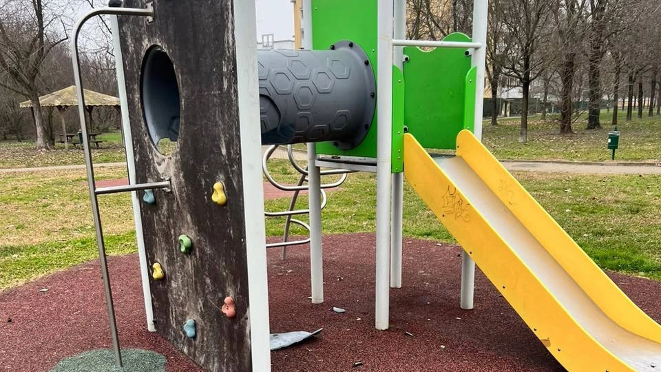 Lo scivolo dato alle fiamme dovrà essere sostituito “quando avremo i soldi” Lo scivolo dato alle fiamme dovrà essere sostituito “quando avremo i soldi”