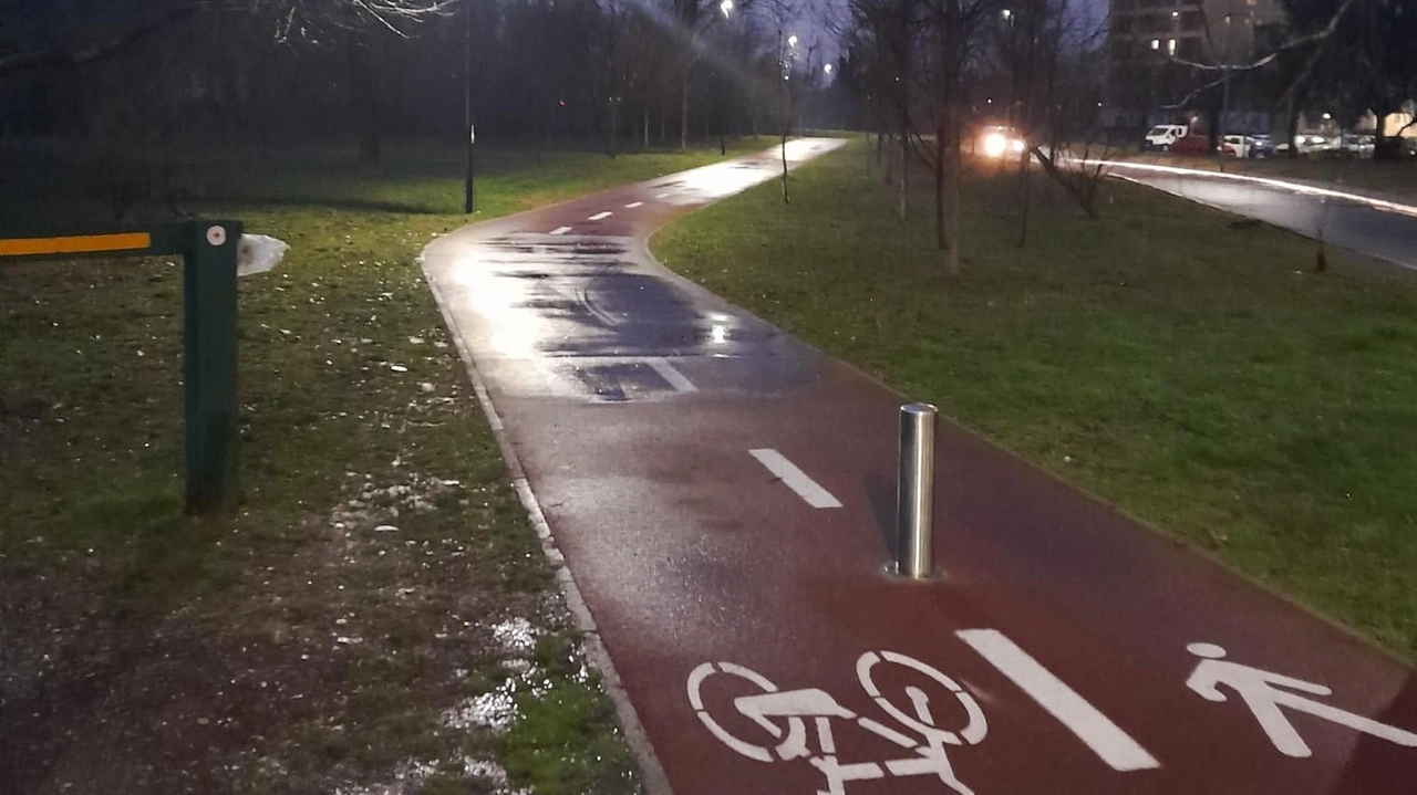 Percorso ciclopedonale tra i parchi e gli spazi verdi del quartiere Fornasè: attivato da poche ore l’impianto di illuminazione Percorso ciclopedonale tra i parchi e gli spazi verdi del quartiere Fornasè: attivato da poche ore l’impianto di illuminazione
