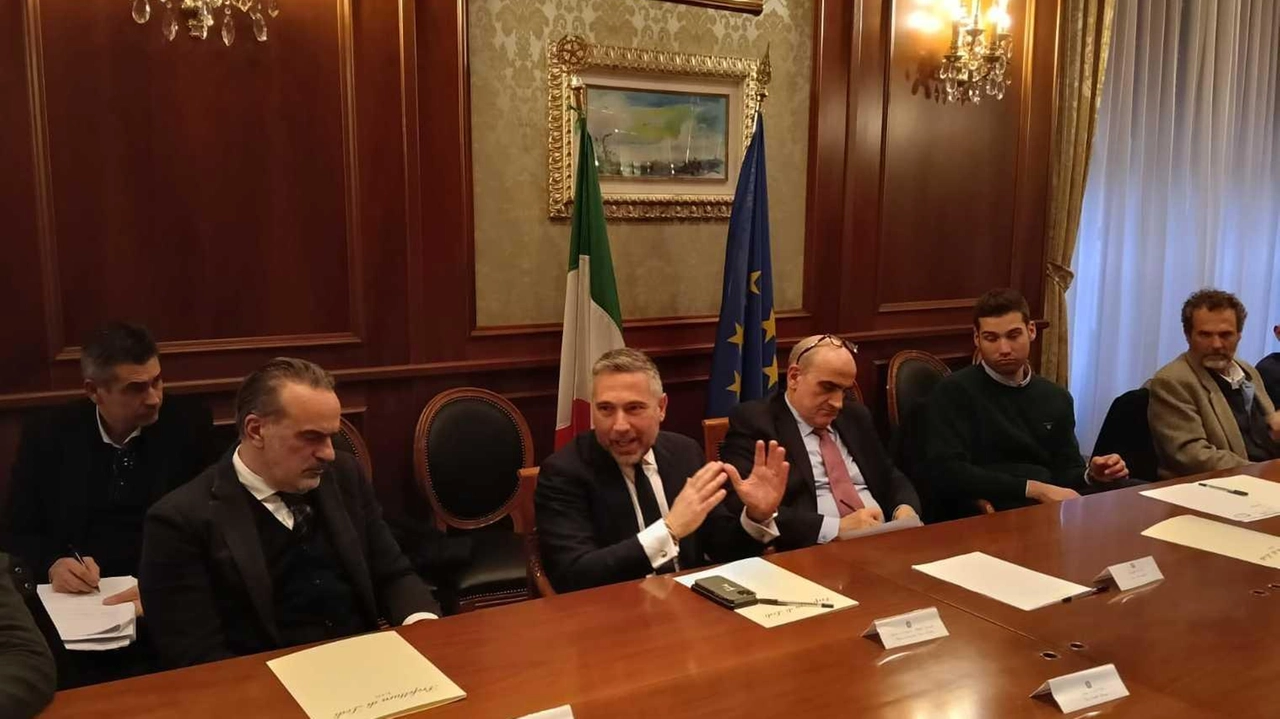 Un momento dell’intervento dell’assessore regionale ai Trasporti Franco Lucente ieri in Prefettura a Lodi; al suo fianco, il presidente della Provincia Fabrizio Santantonio e il prefetto Enrico Roccatagliata Un momento dell’intervento dell’assessore regionale ai Trasporti Franco Lucente ieri in Prefettura a Lodi; al suo fianco, il presidente della Provincia Fabrizio Santantonio e il prefetto Enrico Roccatagliata