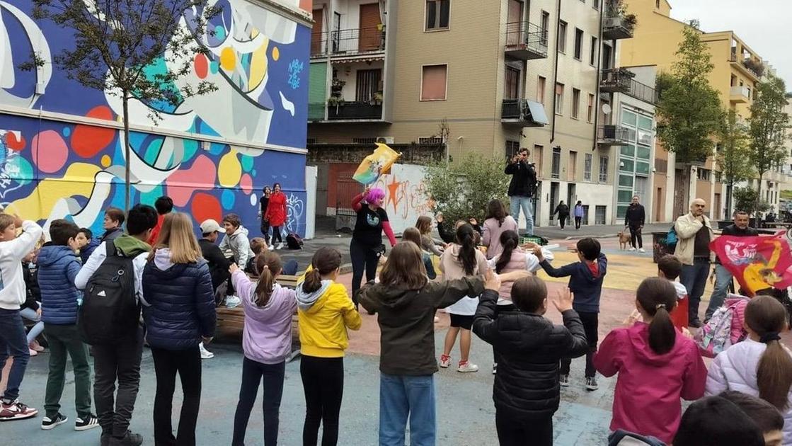 Più strade pedonali davanti agli istituti. E l’inquinamento diminuisce fino al 20%