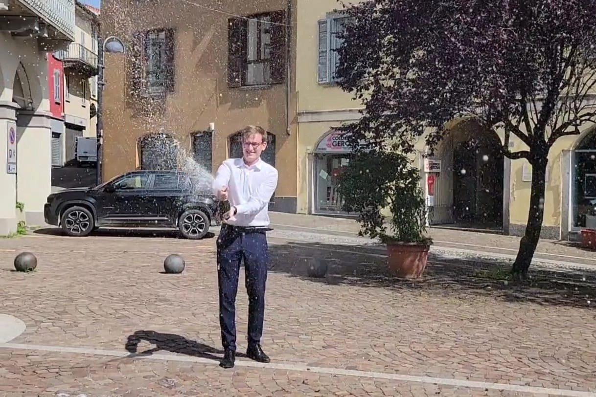 Mattia Salvioni festeggia la vittoria elettorale