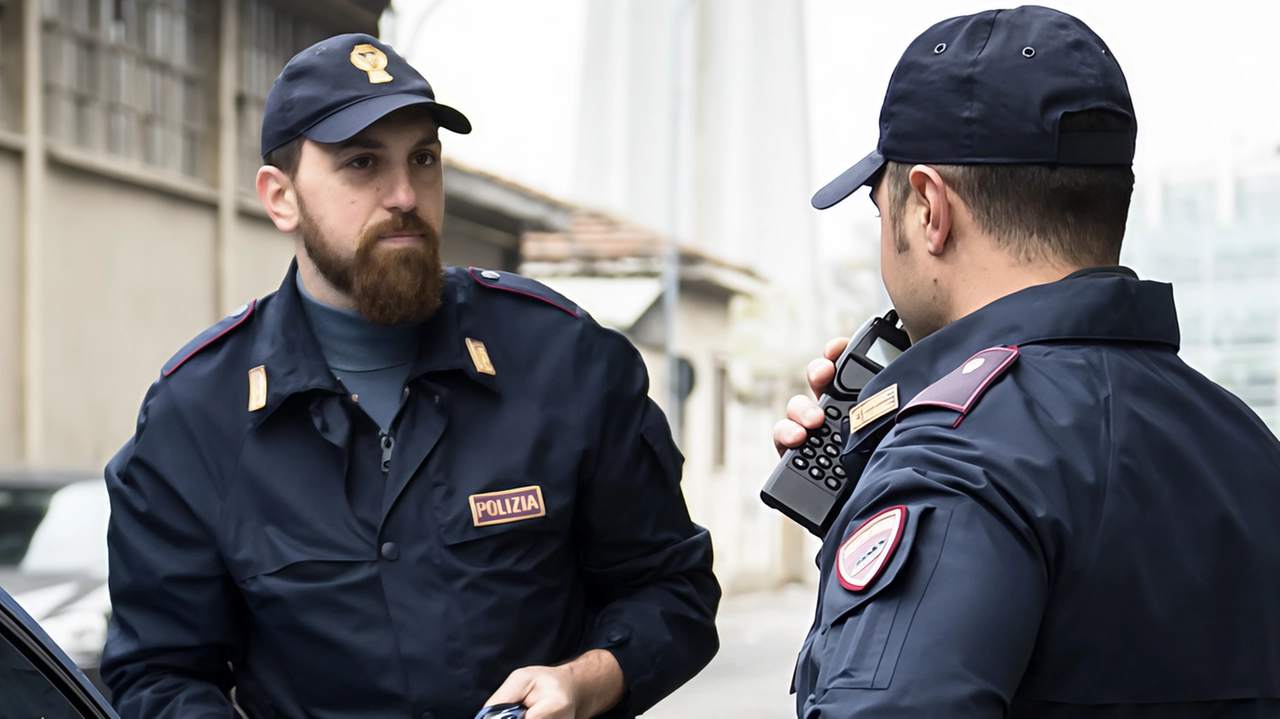 Un uomo marocchino aggredisce la sua ex compagna con una bottiglia, ferendo anche il figlio della donna con un coltello alla nuca. L'aggressore è in fuga, mentre il giovane è stato ricoverato in ospedale con una prognosi di 15 giorni. La polizia è alla ricerca dell'aggressore, già noto per una denuncia di maltrattamenti del 2017. Un uomo marocchino aggredisce la sua ex compagna con una bottiglia, ferendo anche il figlio della donna con un coltello alla nuca. L'aggressore è in fuga, mentre il giovane è stato ricoverato in ospedale con una prognosi di 15 giorni. La polizia è alla ricerca dell'aggressore, già noto per una denuncia di maltrattamenti del 2017.