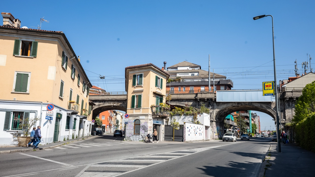 uno scorcio del ponte ferroviario che attraversa il quartiere di Greco