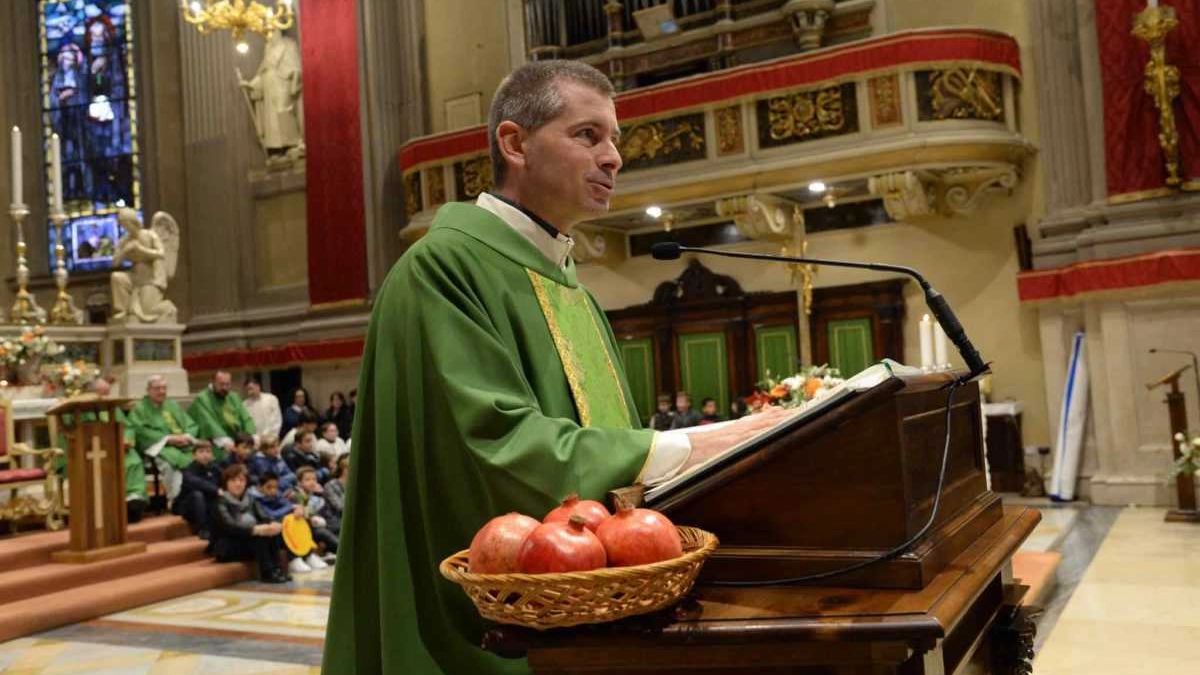 Don Ciro Panigara, immortalato sul pulpito durante una messa Don Ciro Panigara, immortalato sul pulpito durante una messa
