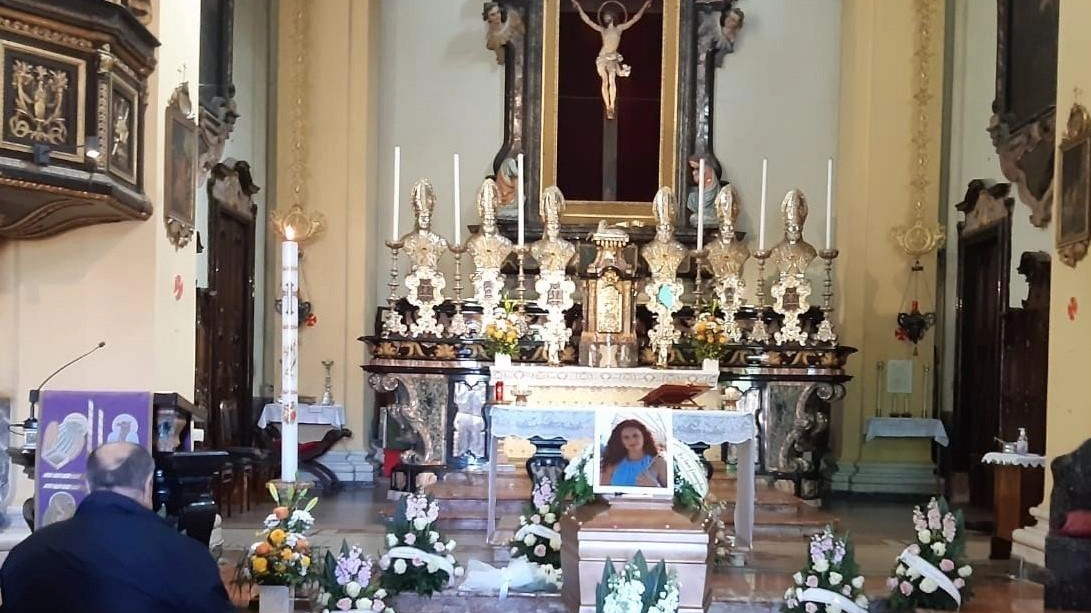 L’ultimo saluto alla 45enne Bardhi vittima il 7 aprile di un terribile incidente sulla Cassanese. Con lei sull’auto c’era la figlia di 9 anni che resta ancora ricoverata in condizioni difficili.