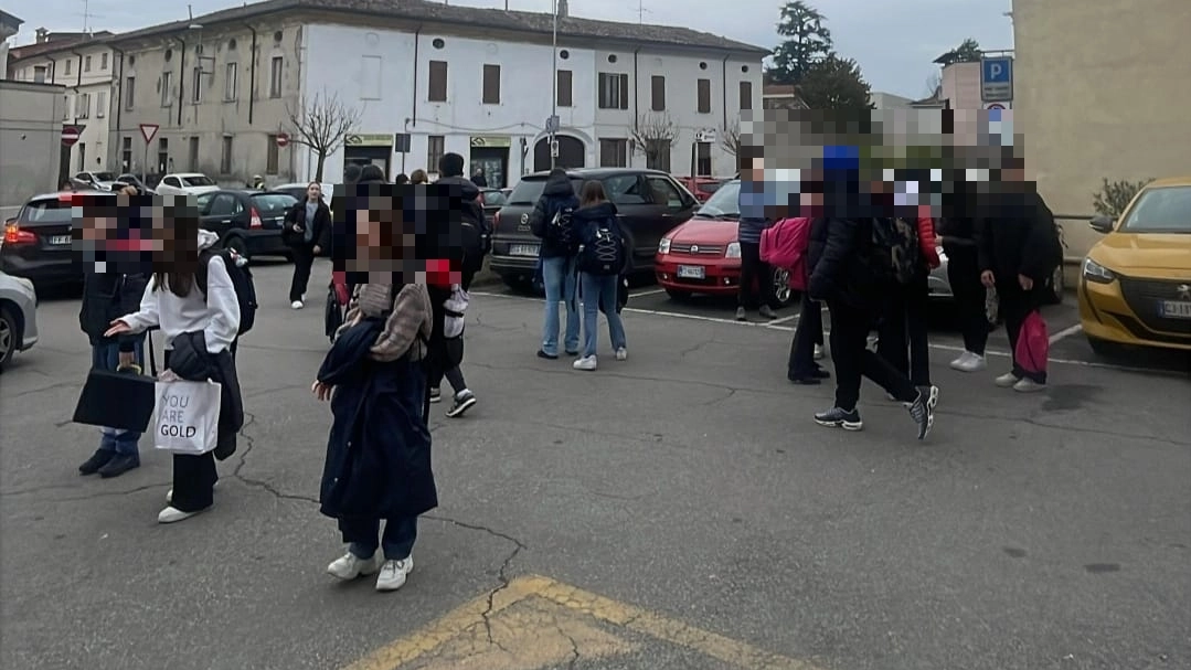 Ragazzini all’ingresso delle medie Attorno alla cittadella scolastica si concentrano centinaia di persone in tempi molto ristretti Ragazzini all’ingresso delle medie Attorno alla cittadella scolastica si concentrano centinaia di persone in tempi molto ristretti