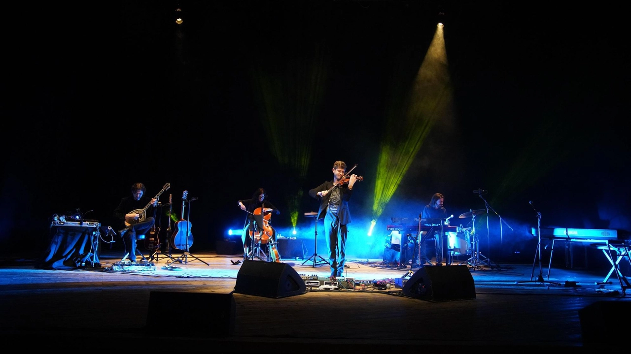Al teatro Borsoni di Brescia, la tappa del tour di Federico Mecozzi, violinista di Ludovico Einaudi. Il 9 maggio, Mecozzi...