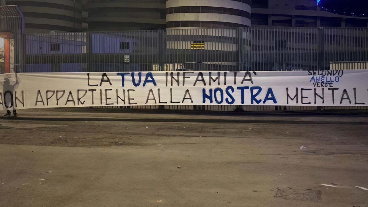 Lo striscione contro Beretta comparso venerdì sera davanti allo stadio Meazza Lo striscione contro Beretta comparso venerdì sera davanti allo stadio Meazza