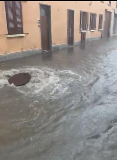 maltempo a san colombano al lambro bomba d acqua crea un fiume in centro e sradica un tombino in ghisa