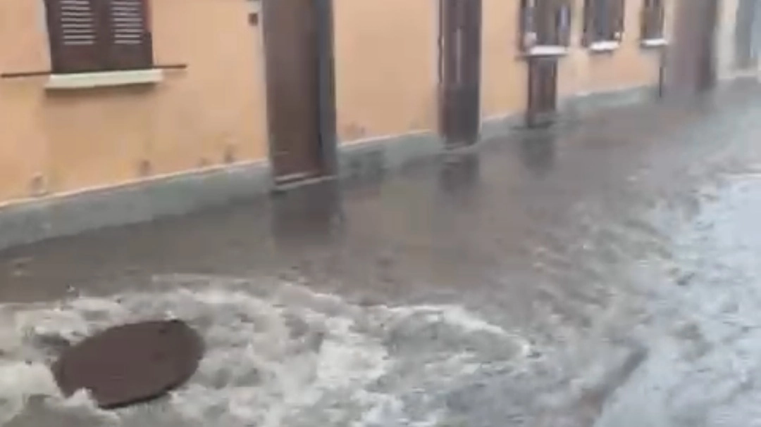 Un tombino sradicato dal fiume d'acqua che si è creato in via Azzi a San Colombano Un tombino sradicato dal fiume d'acqua che si è creato in via Azzi a San Colombano