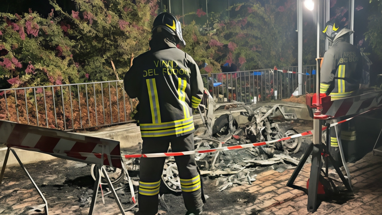 Un incendio doloso ha distrutto una minicar ad Alserio, causando un'esplosione che ha spaventato il paese. Intervenuti vigili del fuoco, Carabinieri e personale del 118 per garantire la sicurezza pubblica. Un incendio doloso ha distrutto una minicar ad Alserio, causando un'esplosione che ha spaventato il paese. Intervenuti vigili del fuoco, Carabinieri e personale del 118 per garantire la sicurezza pubblica.