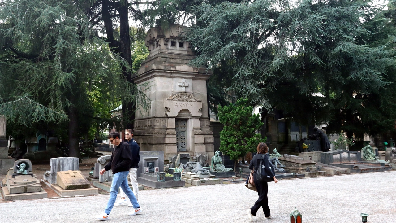 In alto l’edicola Annoni (aggiudicata per 2,45 milioni). A sinistra la Zapelli (757mila) e sopra la Frova (507mila) In alto l’edicola Annoni (aggiudicata per 2,45 milioni). A sinistra la Zapelli (757mila) e sopra la Frova (507mila)
