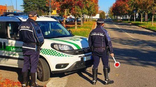 in fuga per 44 km da sirmione a ponti sul mincio 6000 euro di multa all8217automobilista senza patente e assicurazione