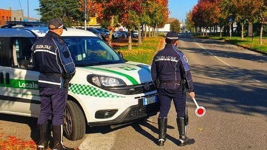Gli agenti della polizia locale sono riusciti a fermare l'automobilista scatenato dopo oltre 40 km di fuga a tutto gas