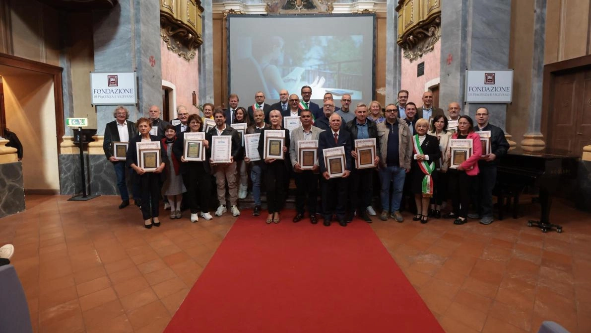 La cerimonia della consegna degli attestati si è tenuta all’auditorium San Dionigi alla presenza. di sindaco e autorità La cerimonia della consegna degli attestati si è tenuta all’auditorium San Dionigi alla presenza. di sindaco e autorità