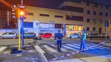 Corvetto, il video del 20enne sul Tmax contro il semaforo: l’incidente ripreso da una telecamera. La polizia? Arriva 10 secondi dopo