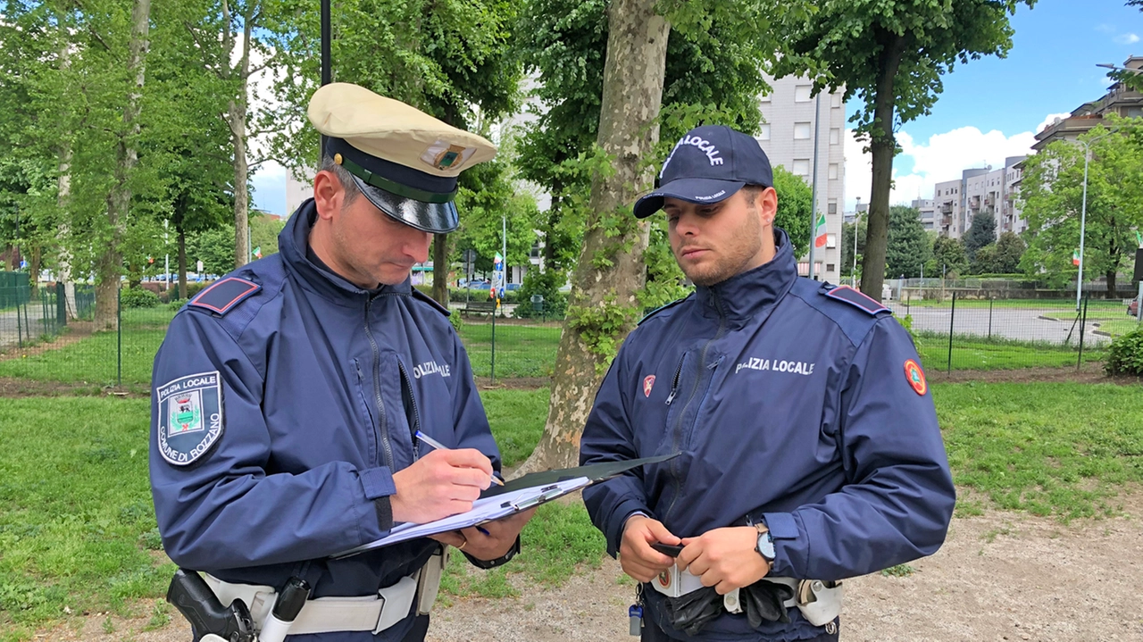 Gli agenti del Rus - Reparto unità specialistiche - hanno ritrovato di tutto: infissi, legname, pezzi di tubi, macerie e altri scarti di materiale edile Gli agenti del Rus - Reparto unità specialistiche - hanno ritrovato di tutto: infissi, legname, pezzi di tubi, macerie e altri scarti di materiale edile