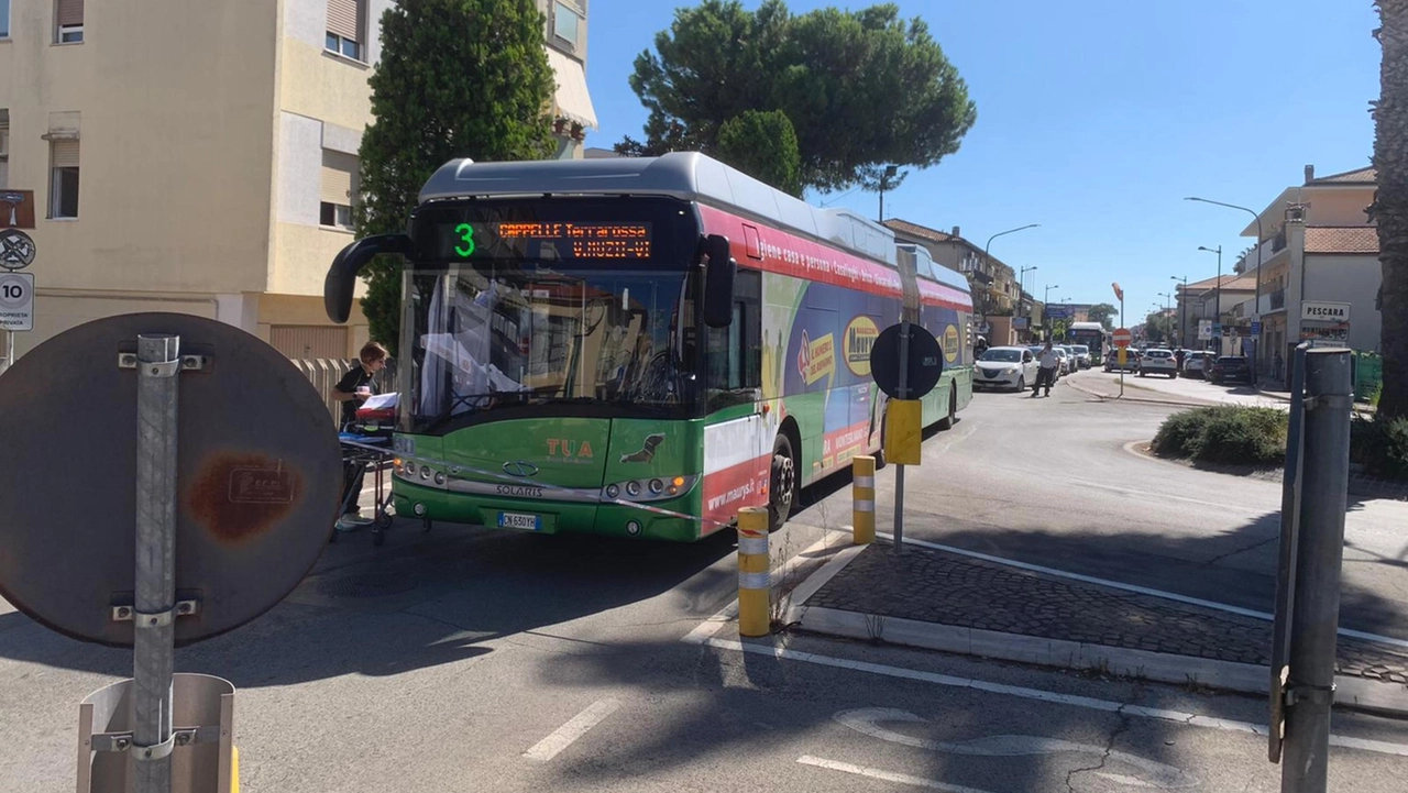L'autobus frena di colpo e un passeggero bresciano, cadendo, batte la testa e muore: la tragedia si è consumata a Montesilvano (Pescara)