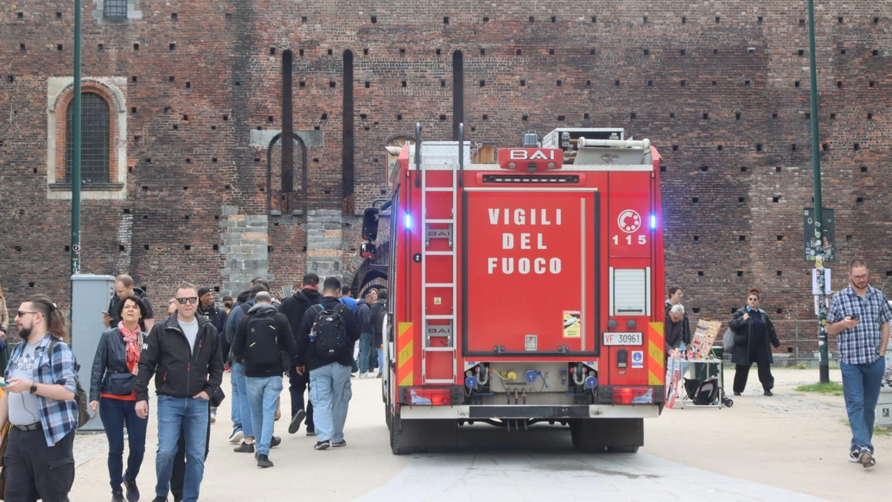 I vigili del fuoco intervenuti al Castello Sforzesco di Milano per un incendio