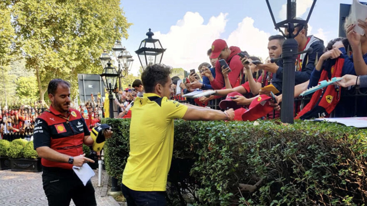 L’idolo dei ferraristi Charles Leclerc assediato dai tifosi nel giardino dell’Hotel de la Ville nel passato Gp L’idolo dei ferraristi Charles Leclerc assediato dai tifosi nel giardino dell’Hotel de la Ville nel passato Gp