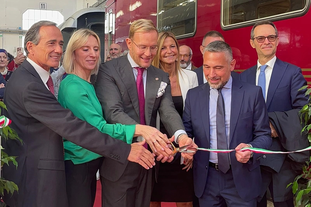 Taglio del nastro nelle officine di viale Monza