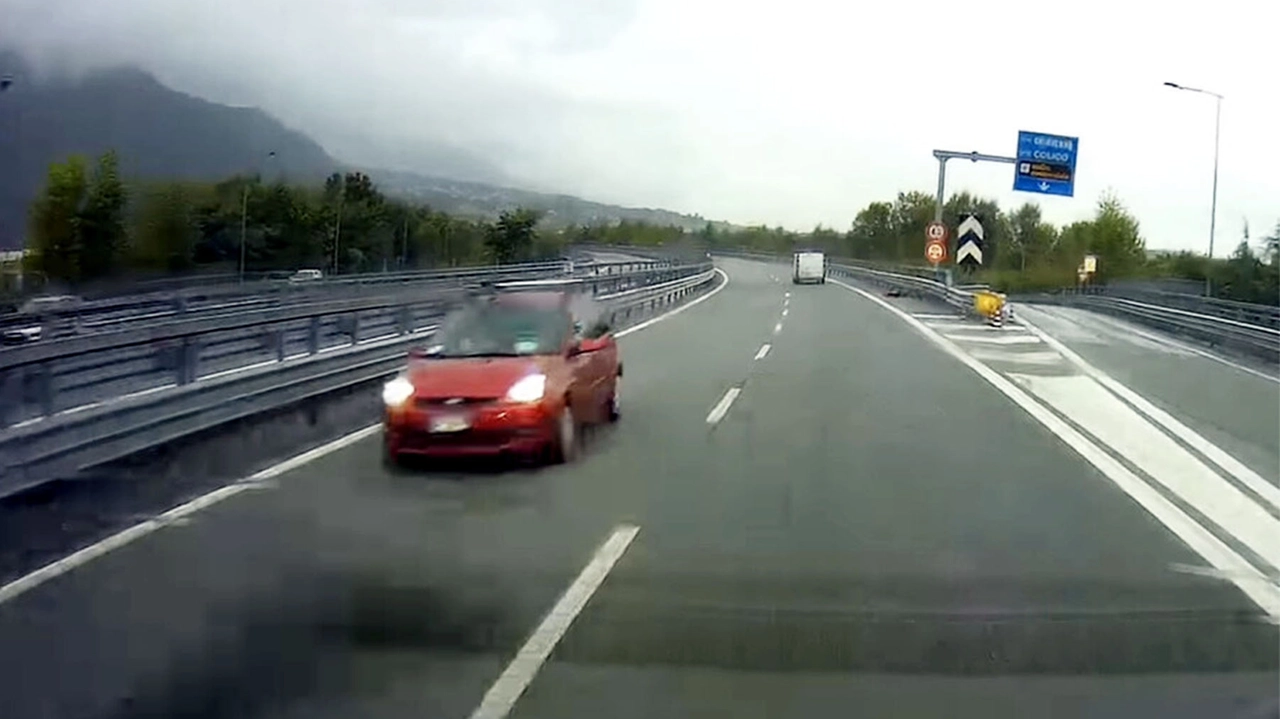 L’auto in contromano immortalata dalle telecamere sulla statale 36 L’auto in contromano immortalata dalle telecamere sulla statale 36