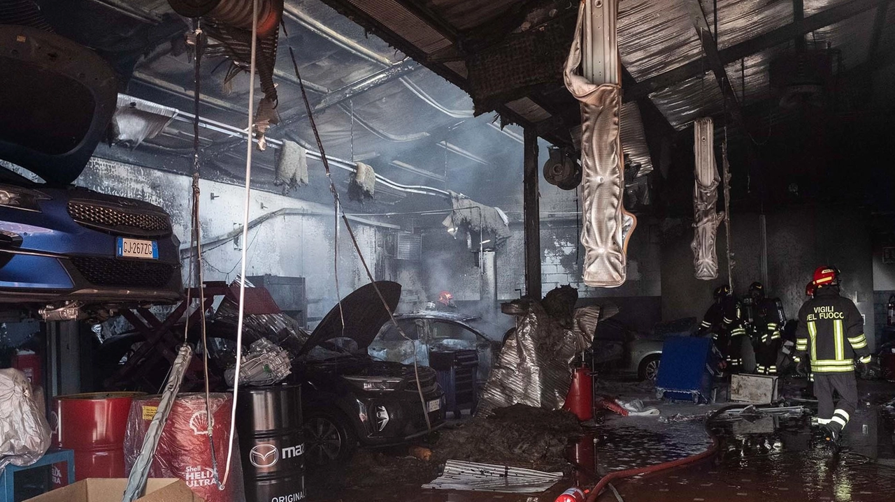 L’intervento dei vigili del fuoco ieri mattina alla concessionaria di auto Qui sette persone sono rimaste intossicate e due sono finite in ospedale