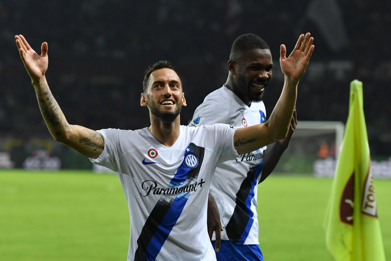 Hakan Chalanoglu esulta dopo un gol