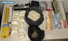 Sequestrati 10 chili di droga: due arresti e uno spacciatore in fuga dopo aver investito la Polizia