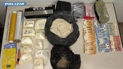 La droga e i contanti sequestrati nell'operazione dalla Polizia