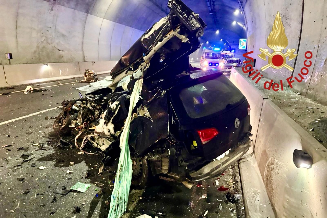 I resti della Volkswagen Golf su cui viaggiavano i due morti