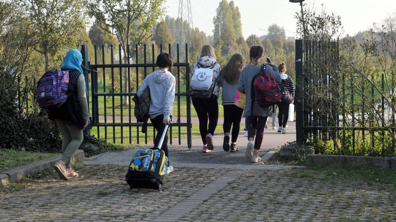 Studenti all'uscita della scuola a Pioltello Studenti all'uscita della scuola a Pioltello