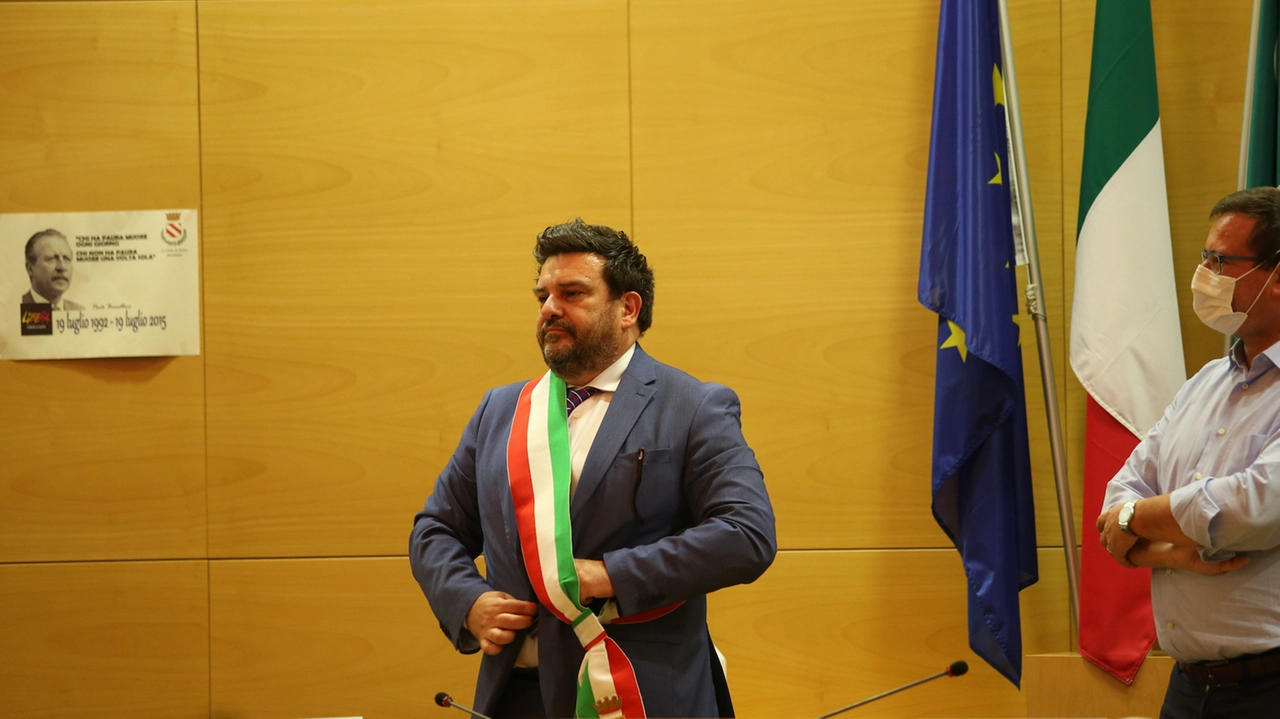 Simone Gargiulo ha dato l’addio alla fascia tricolore dopo le dimissioni di massa Arriva come commissario il prefetto Alfonso Terribile: gestirà Desio fino alle elezioni Simone Gargiulo ha dato l’addio alla fascia tricolore dopo le dimissioni di massa Arriva come commissario il prefetto Alfonso Terribile: gestirà Desio fino alle elezioni