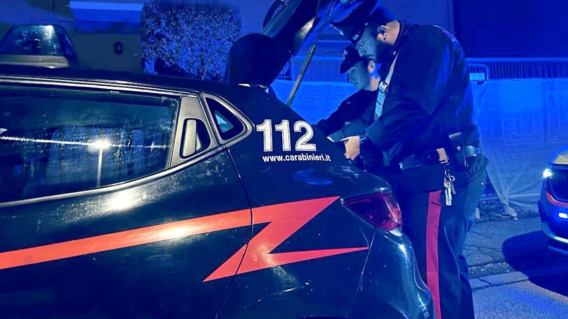 Carabinieri in azione di notte dopo un furto in una casa (Foto archivio) Carabinieri in azione di notte dopo un furto in una casa (Foto archivio)