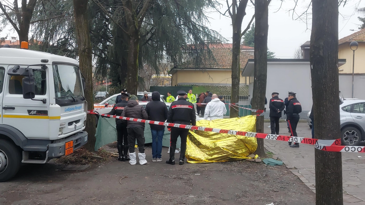 I rilievi dei carabinieri e degli esperti del reparto scientifico sul corpo e sull’auto di Roberto Bolzoni in piazza Omegna a Lodi I rilievi dei carabinieri e degli esperti del reparto scientifico sul corpo e sull’auto di Roberto Bolzoni in piazza Omegna a Lodi