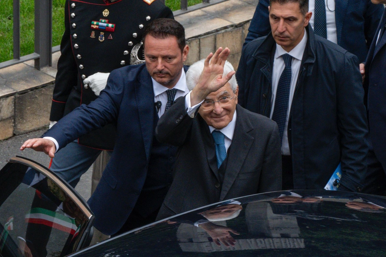 Il presidente Mattarella a Gorla (Fasani/Ansa)