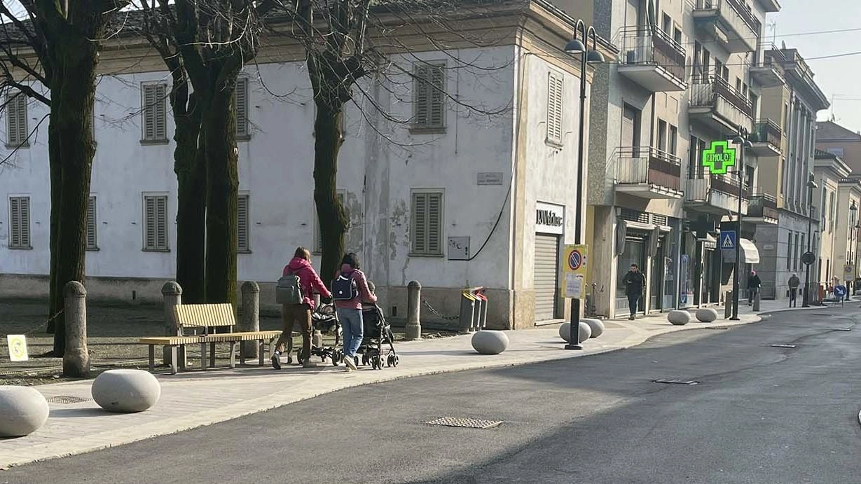 Panchine lungo la strada e dissuasori per scongiurare il parcheggio abusivo, la riqualificazione di via Veneto è a pochi... Panchine lungo la strada e dissuasori per scongiurare il parcheggio abusivo, la riqualificazione di via Veneto è a pochi...