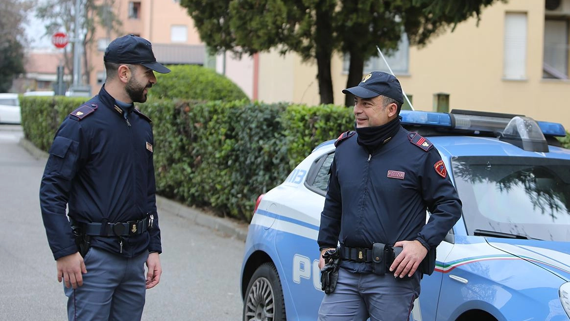 Nella strada in cui viveva, ormai era diventato un problema: affacciandosi alla finestra, lanciava oggetti contro le vetrine dei negozi.... Nella strada in cui viveva, ormai era diventato un problema: affacciandosi alla finestra, lanciava oggetti contro le vetrine dei negozi....