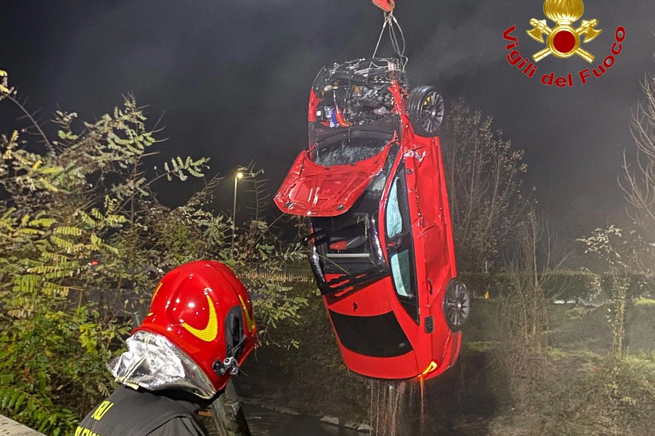 Il veicolo sarà destinato alla rottamazione, ma i ragazzi a bordo sono salvi
