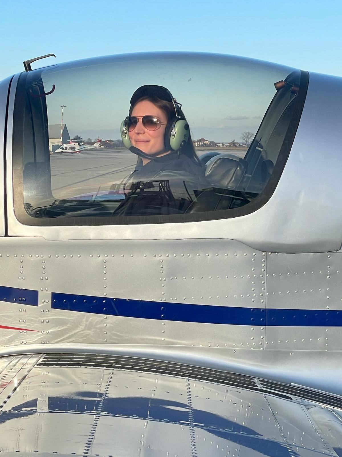 Lucrezia Brandolini, a 20 anni il brevetto di volo in Svizzera: “Su un aereo militare negli Usa la folgorazione, vivo il mio sogno”