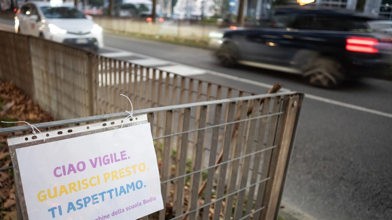 Il cartello affisso sullo spartitraffico di viale Bodio dopo l’incidente dagli alunni della primaria Il cartello affisso sullo spartitraffico di viale Bodio dopo l’incidente dagli alunni della primaria