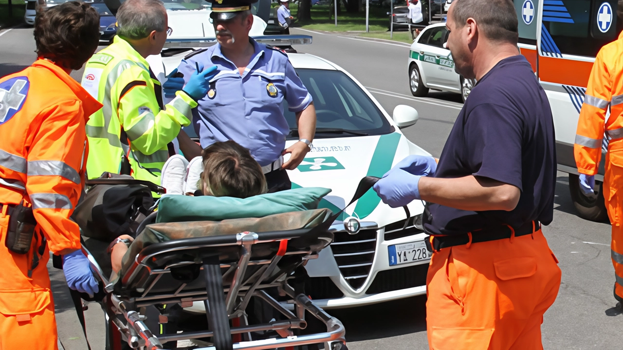 Dopo cinque giorni di agonia i medici sono stati costretti ad arrendersi. La donna attraversava con la bici, inchiesta in corso per stabilire la dinamica.