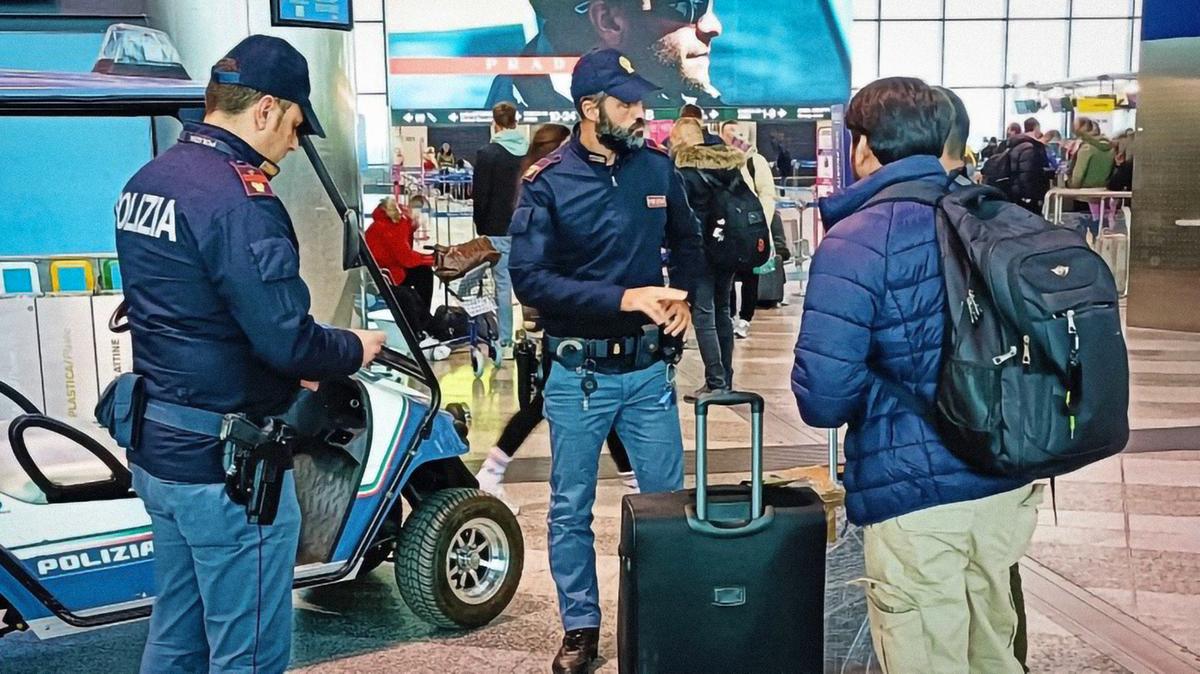 Ladro seriale di profumi saccheggia il duty free dell’aeroporto di Malpensa: beccato con 2.540 euro di bottino Ladro seriale di profumi saccheggia il duty free dell’aeroporto di Malpensa: beccato con 2.540 euro di bottino