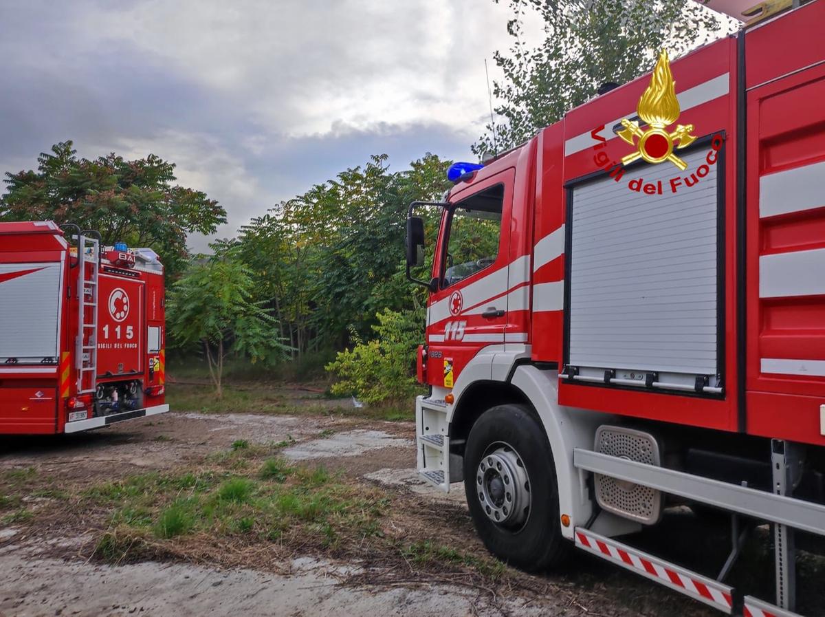 Casorezzo, incendio nella ex Zucchi: nube nera avvolge l’area