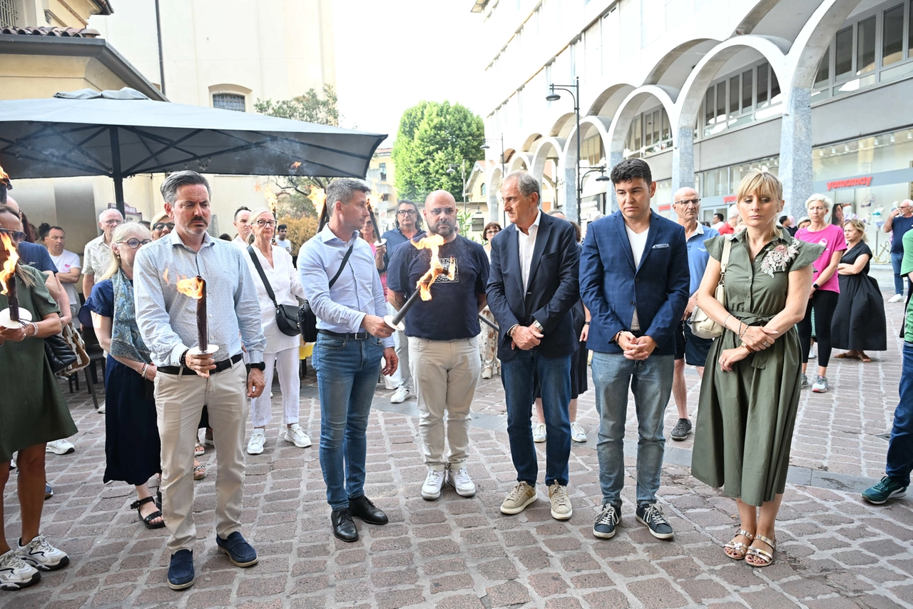 La fiaccolata organizzata da commercianti e Amministrazione comunale in memoria della vittima