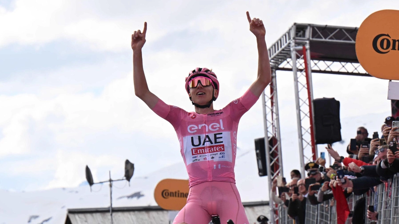 Livigno: successo mediatico per l'arrivo del Giro d'Italia con Pogacar in maglia rosa. 3 milioni di telespettatori, record di spettatori. Emozioni e ringraziamenti per l'evento. Livigno: successo mediatico per l'arrivo del Giro d'Italia con Pogacar in maglia rosa. 3 milioni di telespettatori, record di spettatori. Emozioni e ringraziamenti per l'evento.
