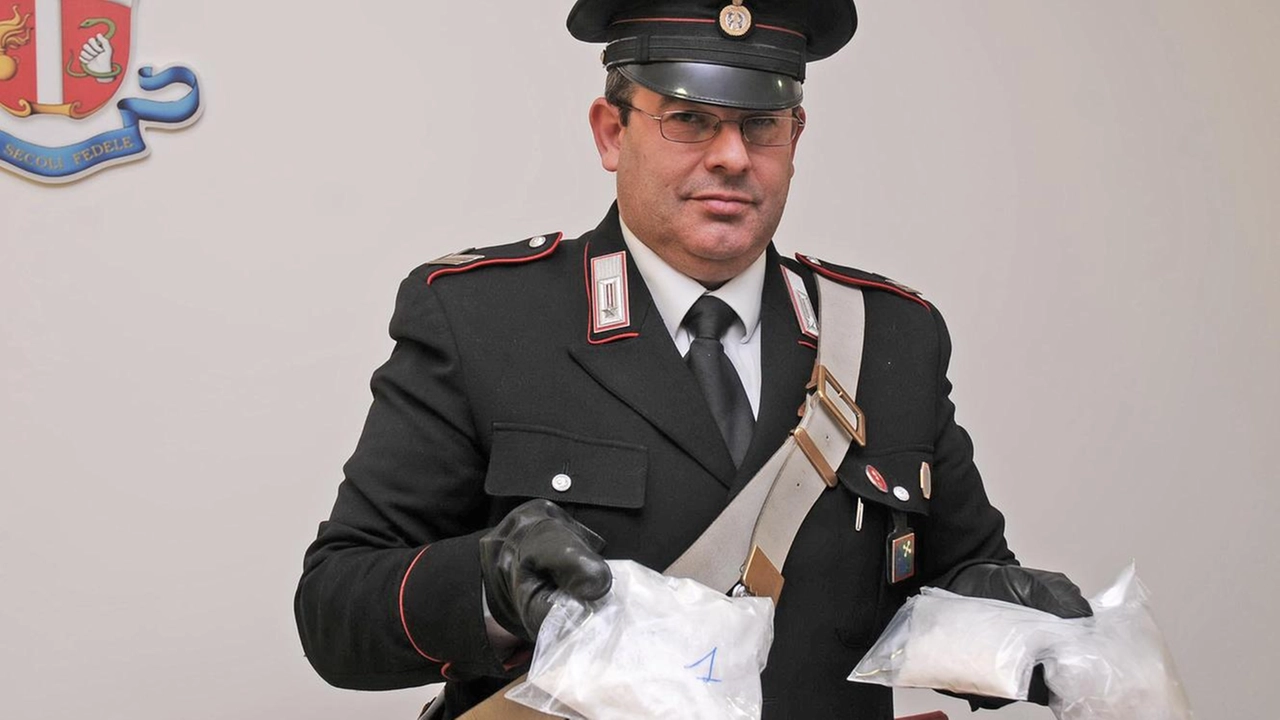 Lui, un marocchino di 33 anni, è stato portato in carcere: da tempo residente in Bergamasca, è ritenuto responsabile di... Lui, un marocchino di 33 anni, è stato portato in carcere: da tempo residente in Bergamasca, è ritenuto responsabile di...