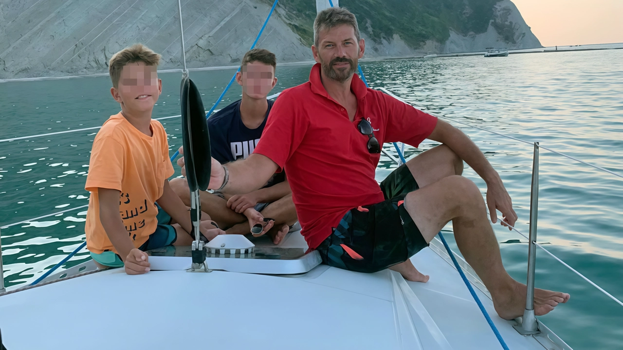 Papà Fabio con il figlioletto e Riccardo in un momento felice prima che nella loro casa di Paderno Dugnano si scatenasse la violenza e l'orrore Papà Fabio con il figlioletto e Riccardo in un momento felice prima che nella loro casa di Paderno Dugnano si scatenasse la violenza e l'orrore
